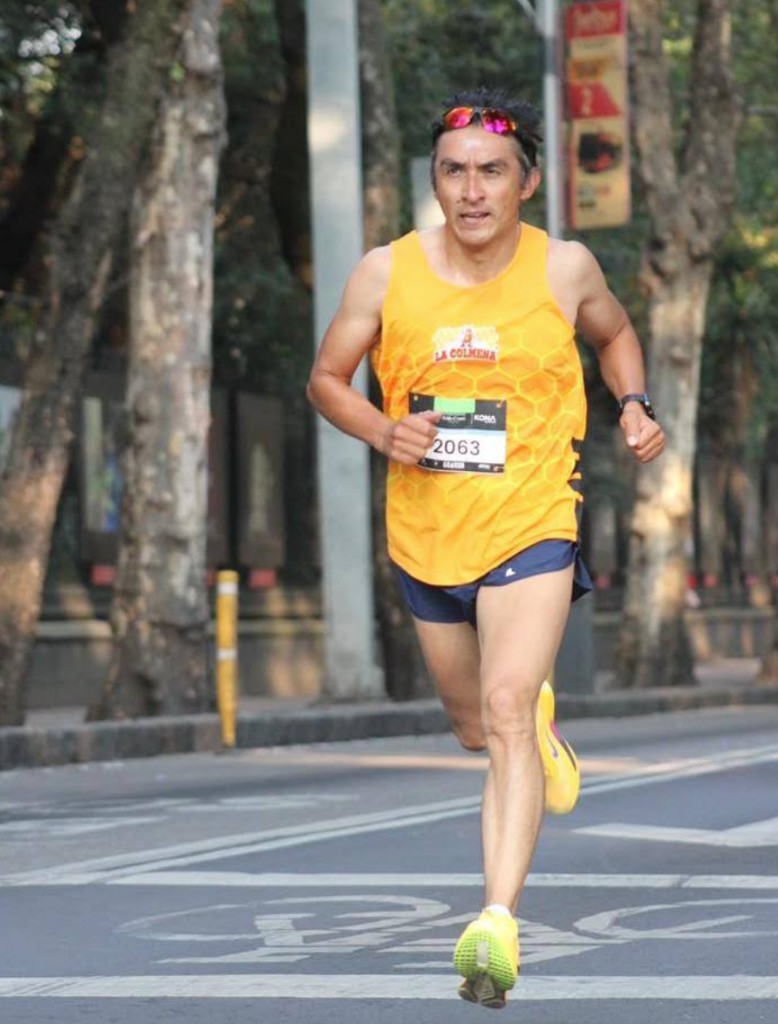 Corredor con playera La Colmena en carrera